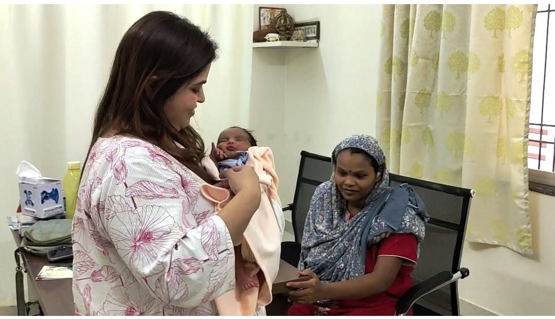 Dr. Surabhi Mohabey holding a newborn with the mother